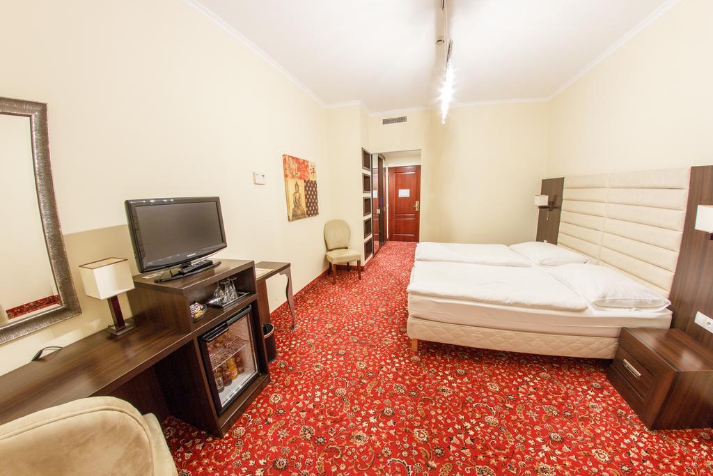 Hotel Kristaly Imperial Тата Екстер'єр фото
