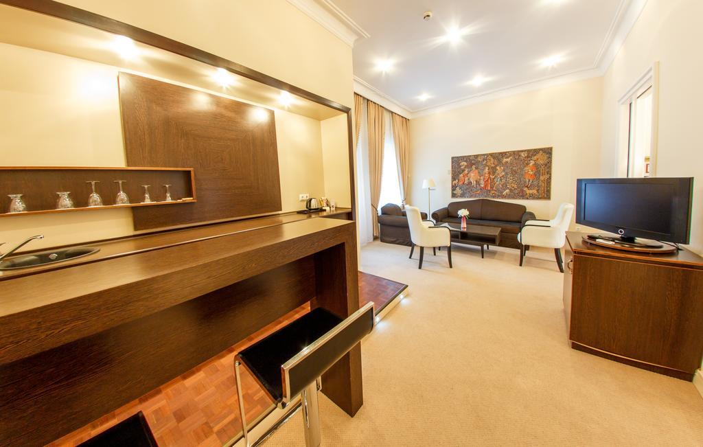 Hotel Kristaly Imperial Тата Екстер'єр фото