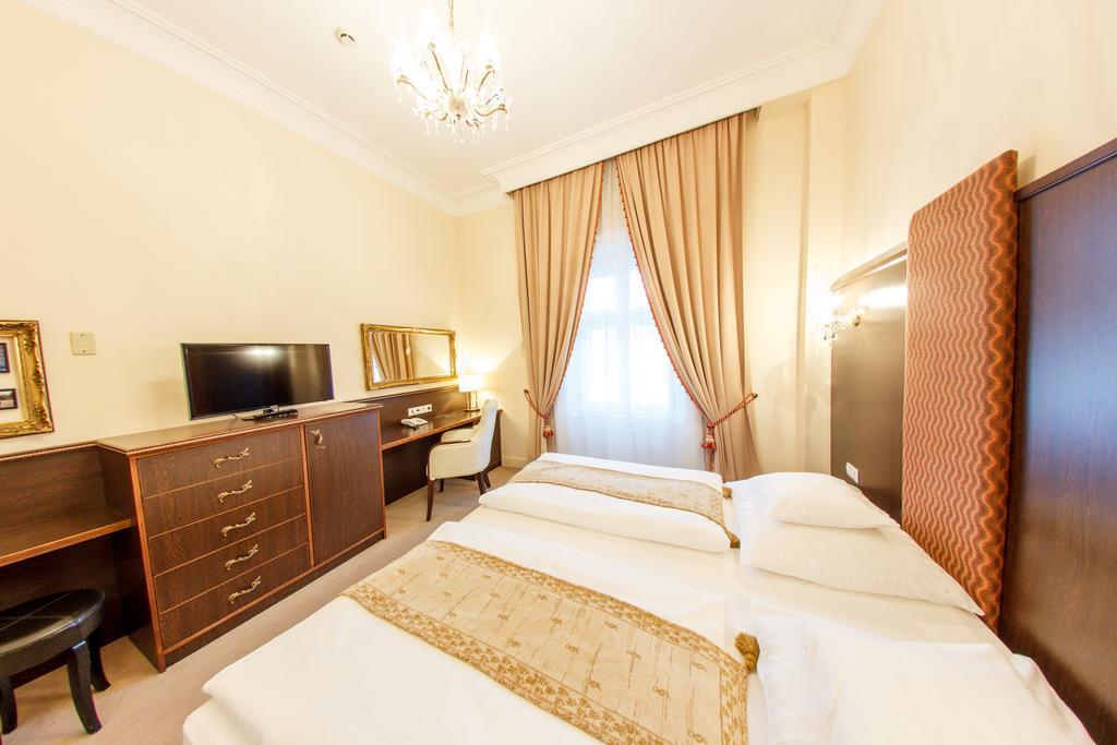 Hotel Kristaly Imperial Тата Екстер'єр фото