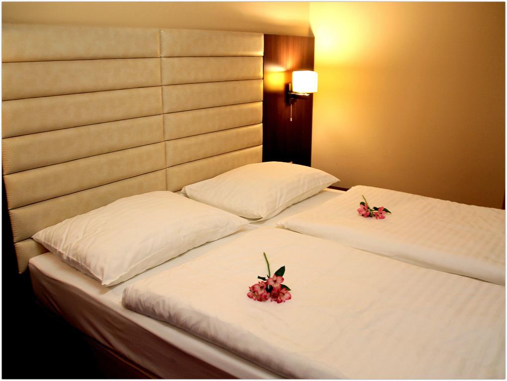 Hotel Kristaly Imperial Тата Екстер'єр фото