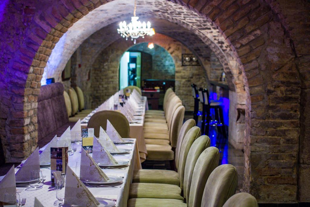 Hotel Kristaly Imperial Тата Екстер'єр фото