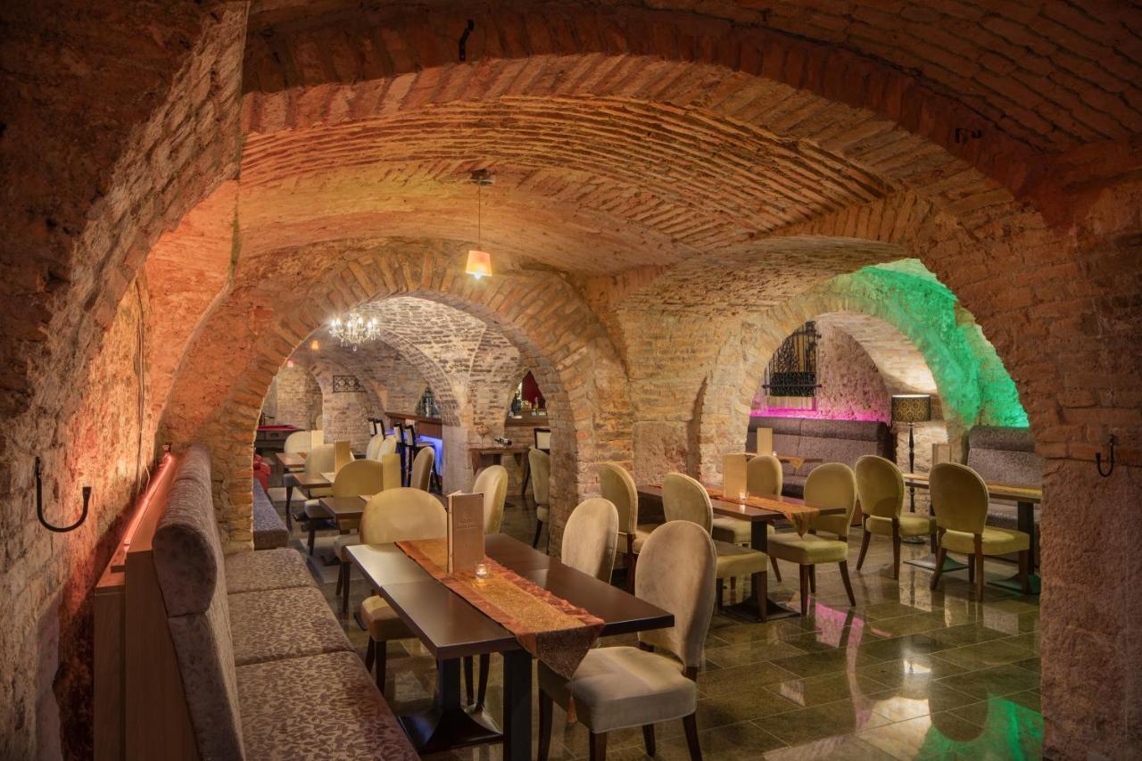 Hotel Kristaly Imperial Тата Екстер'єр фото